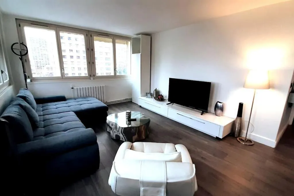Spacious Apartment In Paris Place Des Fetes