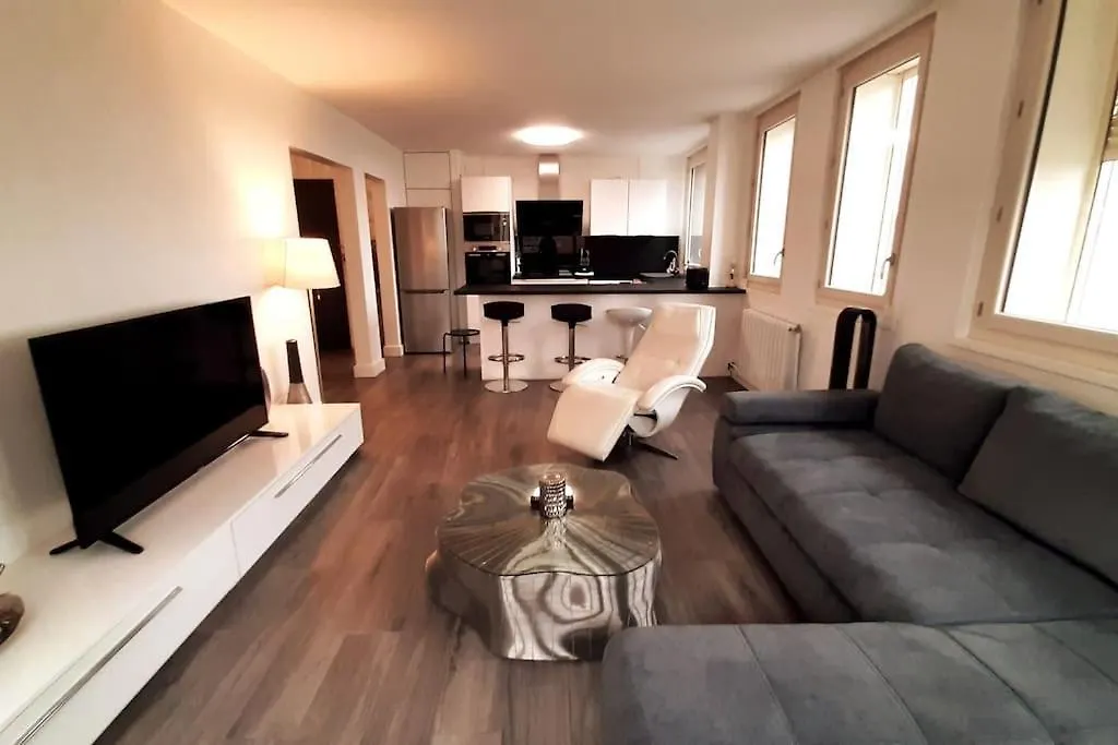 Spacious Apartment In Paris Place Des Fetes